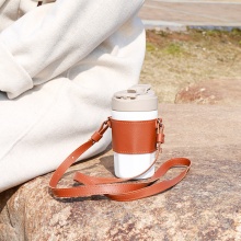 斜挎式皮革杯套